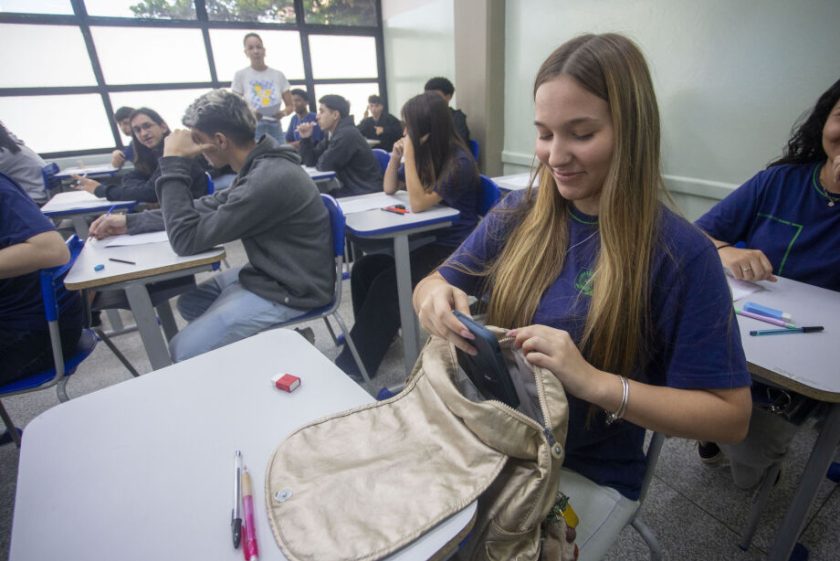 02-0225-0254-celular-escola-estadual-mv