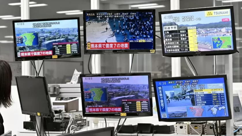 28jul2026---pessoas-reagem-a-avisos-de-tsunami-ja-suspensos-apos-terremoto-em-osaka-no-japao-1785239188400_v2_900x506.jpg