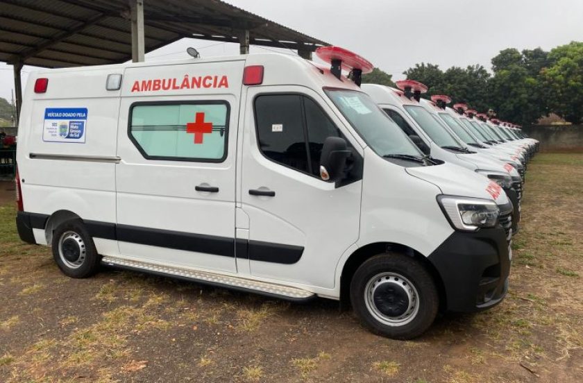 Ambulancias-entregues.-Foto.-Danubia-Burema-730x480