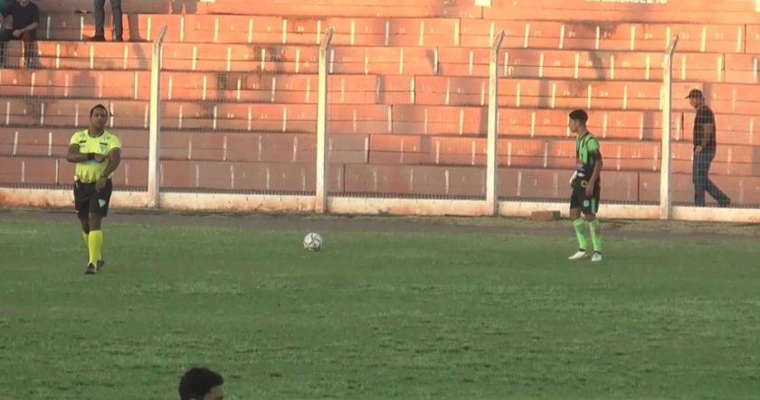 momento-em-que-arbitro-parou-o-jogo-sub-15-imagem